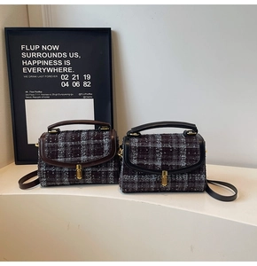 Détails de sacs bandoulière en tweed avec bordure en cuir et fermoirs dorés métalliques