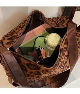 Intérieur spacieux du sac à dos léopard avec rangement pour tablette et gourde