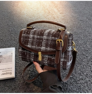Détail du sac à carreaux marron vintage avec garniture en cuir et fermoir doré rotatif