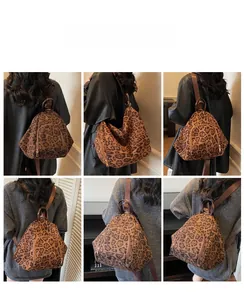 Vues détaillées du sac à dos vintage léopard avec bretelles réglables sur mannequin
