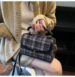 Détail du sac à main en tweed à carreaux avec fermoir doré et bordure en cuir noir