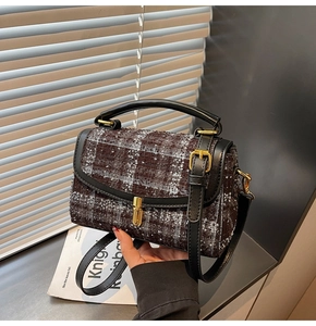 Détail du sac à main vintage en tweed à carreaux marron avec garnitures en cuir noir et fermoir