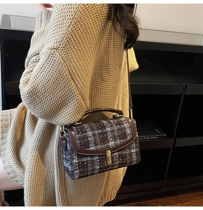Détail du sac bandoulière en tweed avec motif à carreaux rétro et fermoir doré