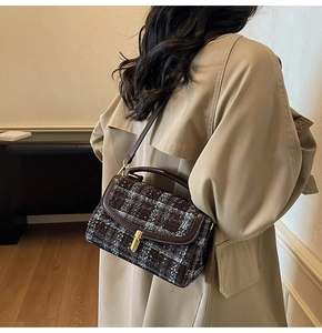 Détail du sac bandoulière en tweed avec bordure en cuir marron et fermoir doré rotatif