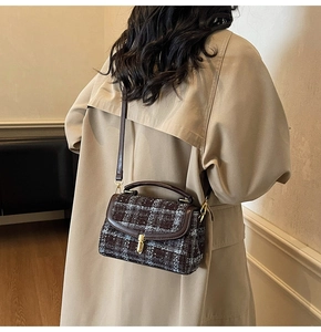 Vue détaillée du sac bandoulière vintage en tweed avec motif pied-de-poule et fermoir