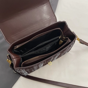 Vue de dessus du sac à bandoulière vintage à carreaux montrant les compartiments intérieurs