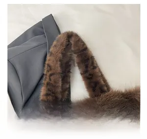 Détail de la texture en fausse fourrure pelucheuse et motif léopard sur le sac à bandoulière