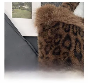 Gros plan du sac en fausse fourrure léopard avec des détails de garniture en peluche