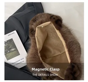Détail du sac en peluche léopard montrant la doublure intérieure et le fermoir aimanté