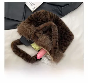 Intérieur spacieux d'un sac en fausse fourrure léopard avec téléphone et parapluie