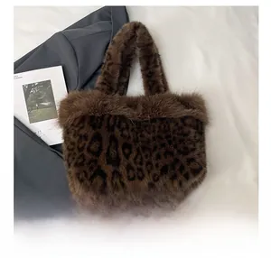 Détails de la texture léopard en fausse fourrure et de la poignée douce du sac à main