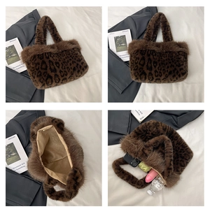 Vue détaillée du sac cabas en peluche léopard montrant l'intérieur et la texture d'hiver