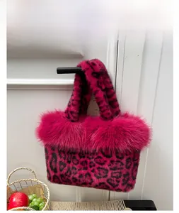 Détail du sac à main en fausse fourrure à imprimé léopard rose fuchsia élégant