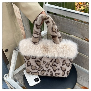 Vue détaillée du sac cabas en peluche léopard avec bordure épaisse en fausse fourrure