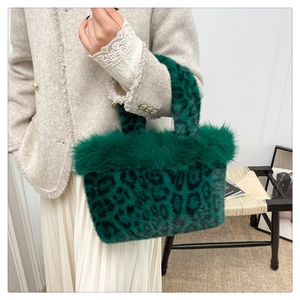 Détail du sac à main vert à imprimé léopard en fausse fourrure pour l'hiver