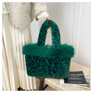 Gros plan du sac cabas en fausse fourrure léopard vert avec jupe plissée blanche
