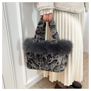 Gros plan du sac léopard en fausse fourrure avec bordure en peluche grise et poignées
