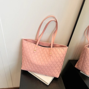 Borsa tote rosa trapuntata con finiture dorate e doppi manici per uso quotidiano