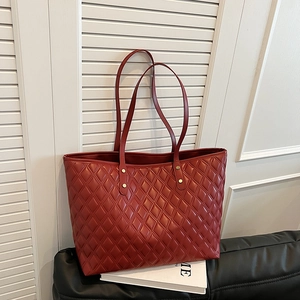 Borsa tote trapuntata rosso scuro con motivo a rombi e doppie tracolle sottili