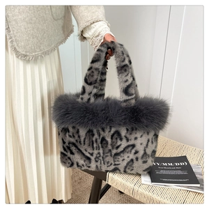 Détail du sac à main en peluche léopard avec texture fausse fourrure et poignée