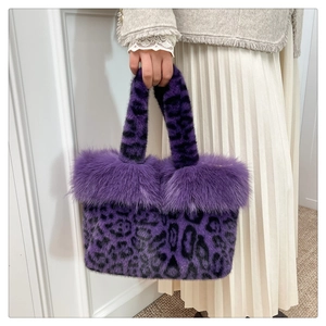 Vue détaillée du sac à main en peluche à motif léopard violet avec fausse fourrure