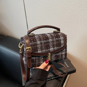Sac à main vintage en tweed marron à carreaux avec finitions cuir et fermoir doré