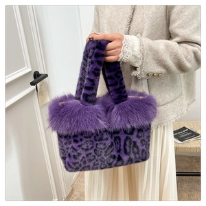 Détail du sac léopard violet en fausse fourrure avec bordure en peluche et anses