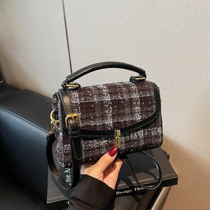 Sac bandoulière élégant en tweed pied-de-poule avec bordure en cuir noir et fermoir doré