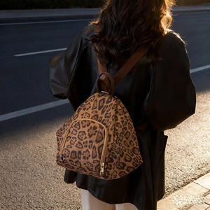 Sac à dos mode pour femmes avec imprimé léopard présenté dans une rue au coucher du soleil
