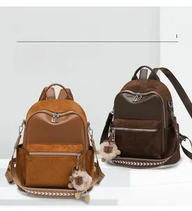 Detail eines Freizeitrucksacks mit Rautensteppung und niedlichem Schaf-Schlüsselanhänger