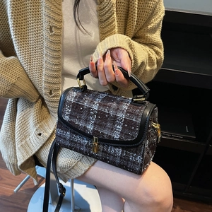 Sac bandoulière vintage à motif pied-de-poule avec bordure en cuir noir et fermoir doré