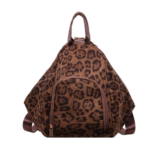 Sac à dos tendance imprimé léopard avec détails dorés et bretelles réglables sur fond blanc