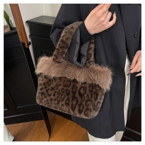 Détails du sac fourre-tout en fausse fourrure léopard avec bordure pelucheuse