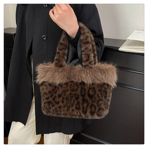 Gros plan d'un sac cabas en peluche léopard avec des poignées en fourrure douce