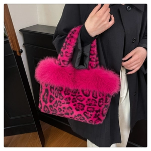 Détail du sac à main en fausse fourrure rose à motif léopard avec une texture douce et veloutée