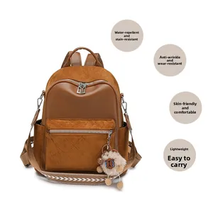 Detail eines braunen Rucksacks aus Kunstleder mit Stepptasche und gewebtem Schultergurt