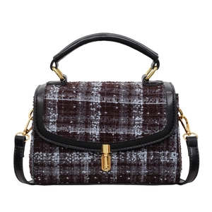 Vintage-Umhängetasche aus Tweed mit Karomuster, Goldverschluss und Lederriemen auf Weiß