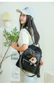Detail eines schwarzen Patchwork-Rucksacks mit gestepptem Wildleder und Webgurt