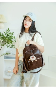 Dunkelbrauner Lederrucksack im Detail mit Rautensteppung und Schaf-Schlüsselanhänger