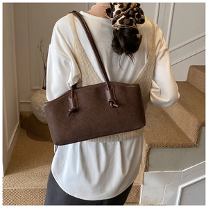 Détail de la texture tressée marron et du nœud sur un grand sac cabas élégant