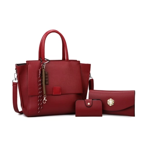 Conjunto de tres piezas con bolso tote granate, cartera y tarjetero de cuero sintético