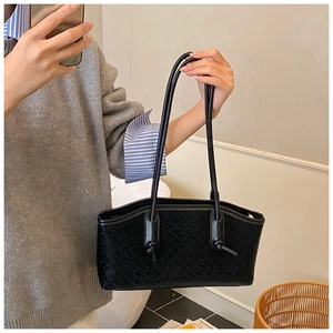 Gros plan d'un sac cabas noir tissé avec des bretelles élégantes pour le bureau