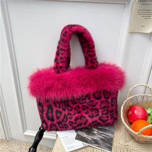 Sac à main en peluche fuchsia à motif léopard avec bordure en fausse fourrure sur une chaise