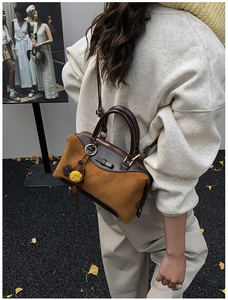 Détail du sac bandoulière en daim vintage avec glands en cuir et boucles métalliques