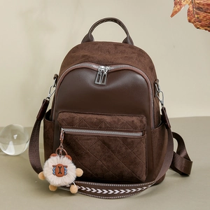 Dunkelbrauner Pendler Rucksack mit Steppmuster-Vordertasche und Plüschtier Anhänger
