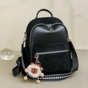 Minimalistischer schwarzer Damen-Rucksack mit Steppmuster und Schaf-Plüschanhänger