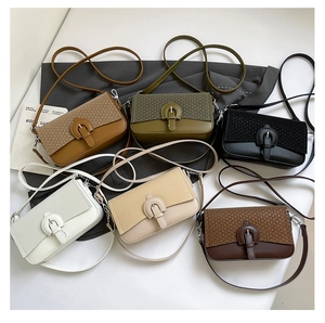 Détail des sacs à bandoulière en cuir texturé avec boucles en fer à cheval élégantes