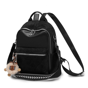 Schwarzer Patchwork-Rucksack mit gemusterten Trägern und Plüsch-Anhänger