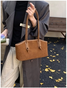 Détail du sac cabas marron tissé avec texture matelassée et bandoulière à nœuds