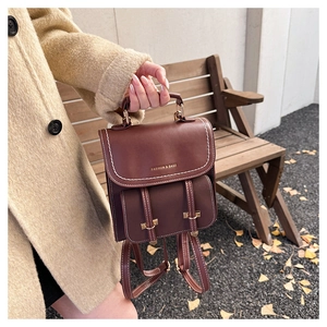 Details des braunen Vintage-Lederrucksacks mit Kontrastnähten und Metallverschluss